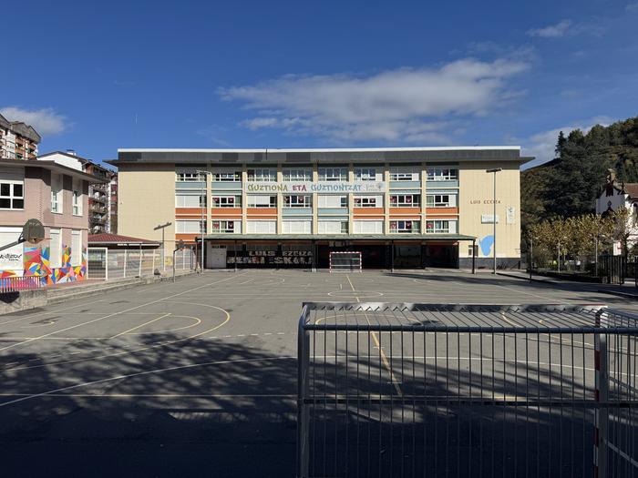 Luis Ezeiza herri eskolaren 55 urteak batzeko erakusketa zabaldu dute