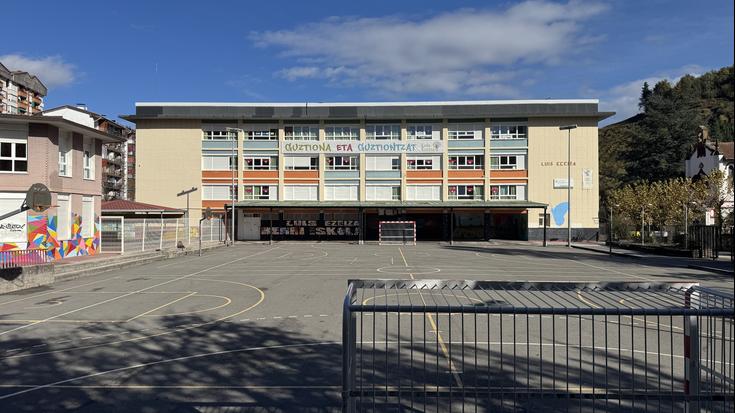 Luis Ezeiza herri eskolaren 55 urteak batzeko erakusketa zabaldu dute