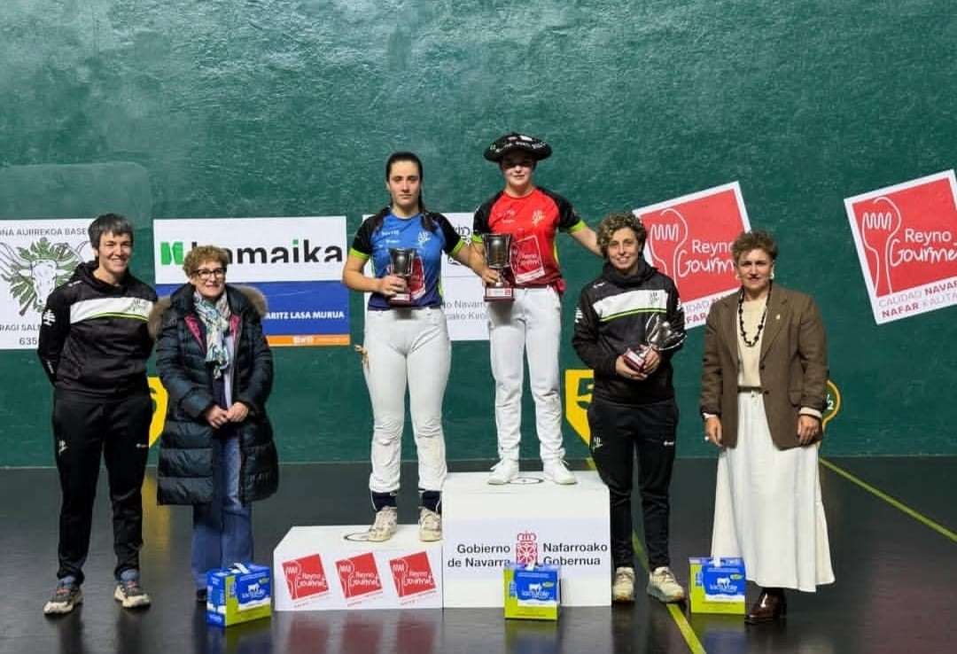 Maddi Barrokal da Ados Pilotaren lau eta erdiko lehen txapelduna