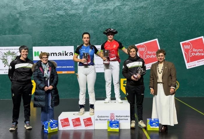 Maddi Barrokal da Ados Pilotaren lau eta erdiko lehen txapelduna