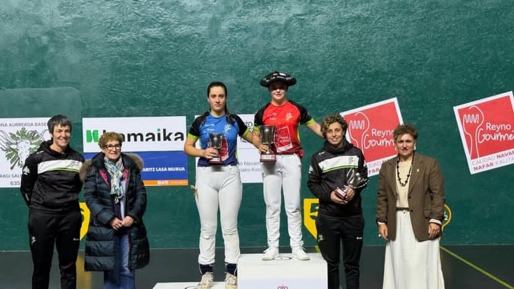 Maddi Barrokal da Ados Pilotaren lau eta erdiko lehen txapelduna