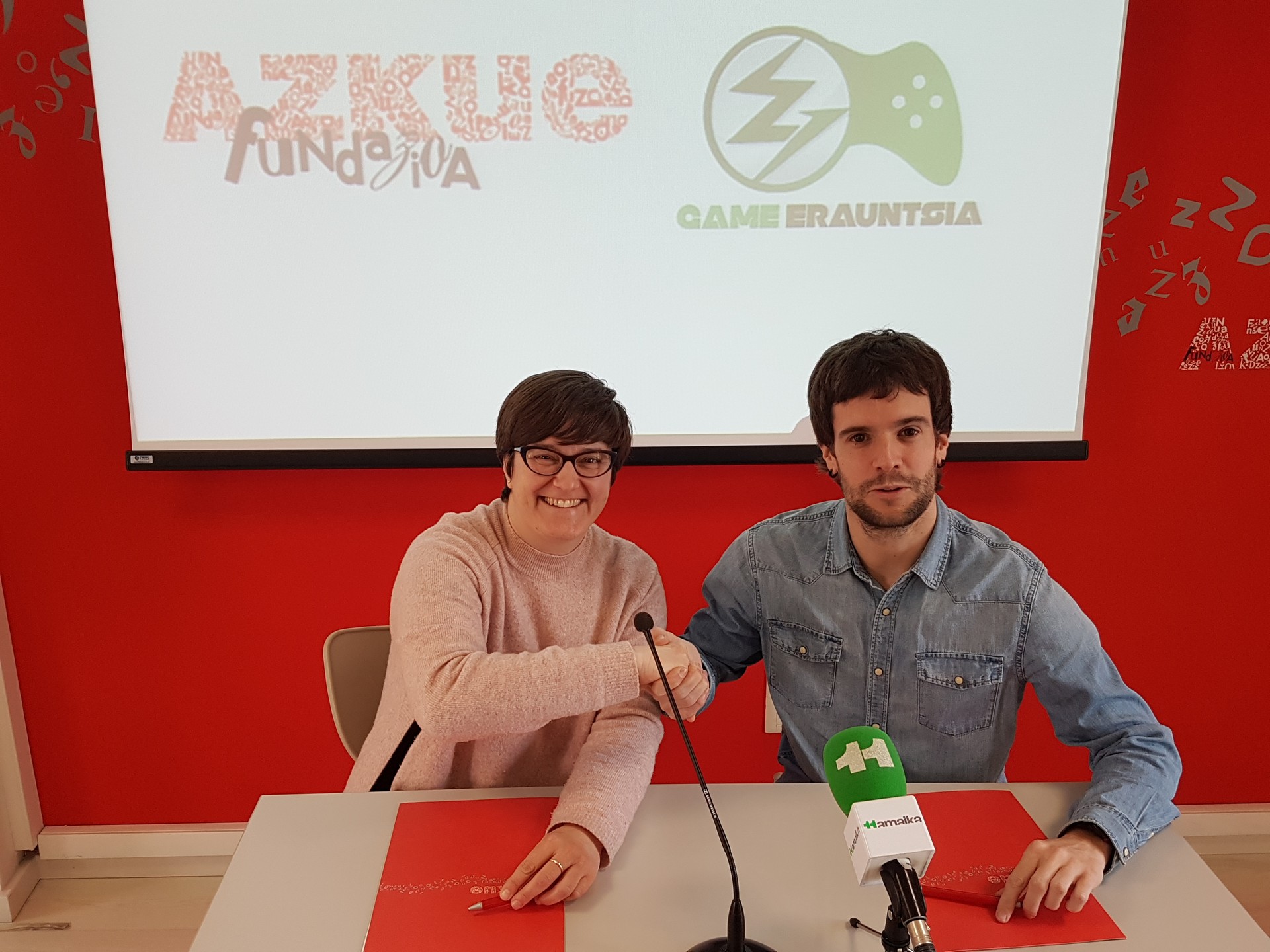 Euskarazko bideo-jokoak bultzatzeko hitzarmena sinatu dute Game Erauntsia eta Azkue Fundazioak