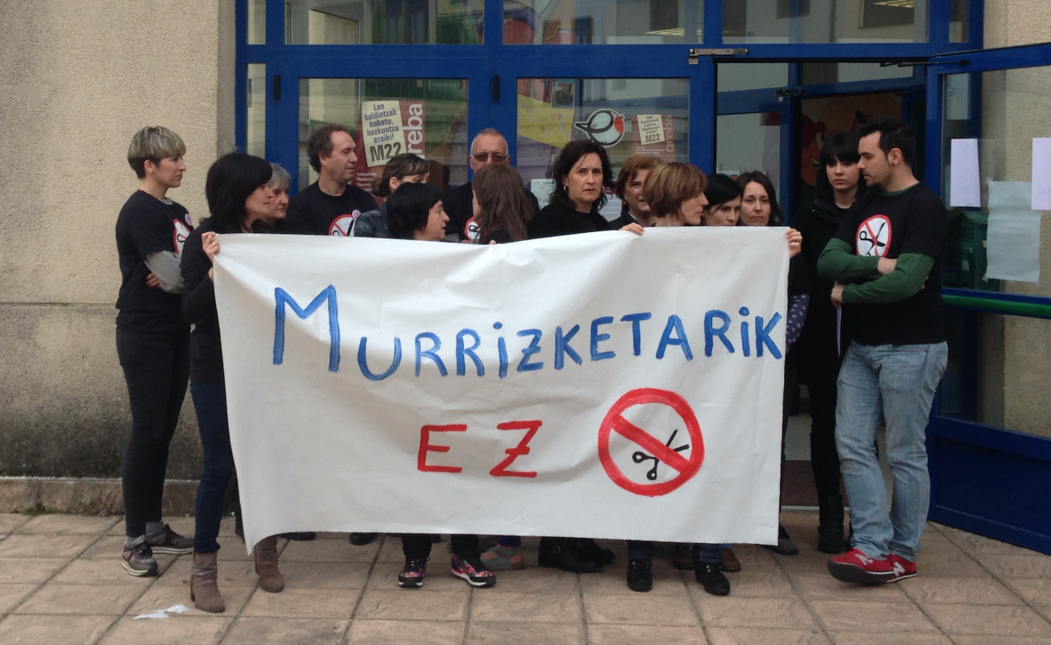 Murrizketen aurkako elkarretaratzea gaur goizean Elgetako Herri Eskola atarian
