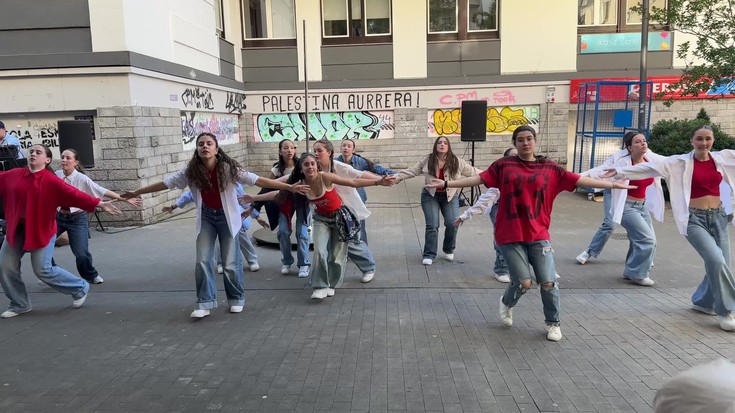 Askotariko dantzen erakustoki izaten dabil Aretxabaleta egunotan