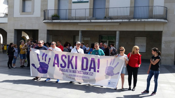 Atzoko hilketa matxistak salatzeko elkarretaratzea egin dute gaur eguerdian Aretxabaletan