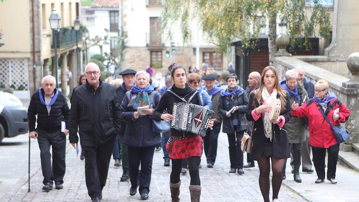 Kantuan eta pintxoak dastatzen eman dute eguerdia Elgetan