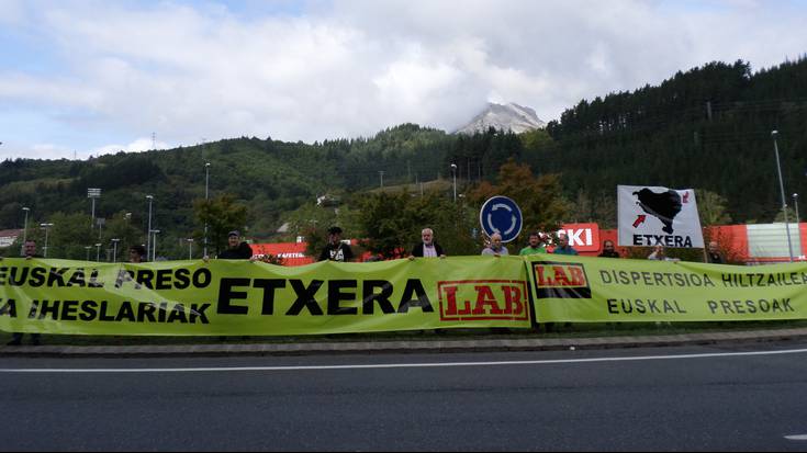 Elkarretaratzea egin du LABek presoen etxeratzea eskatzeko