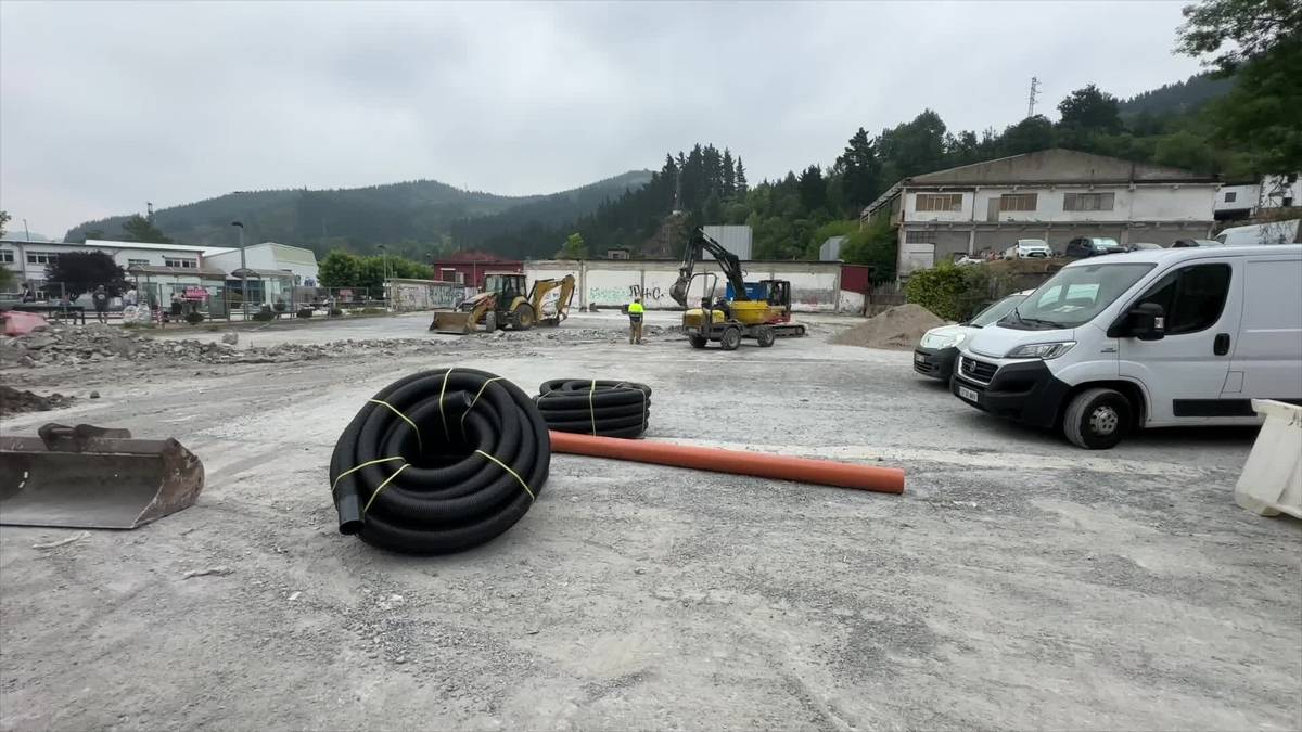 Ur-putzuak saihesteko lanak hasi dituzte Zalduspeko aparkalekuan