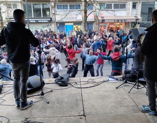 Sekula dantzan egin ez duena dantzan jartzeko erromeria, bertatik bertara