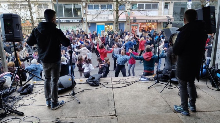 Sekula dantzan egin ez duena dantzan jartzeko erromeria, bertatik bertara