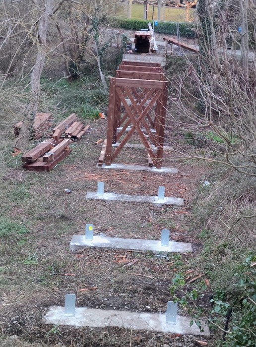 Aozaratza auzoko zubiaren zati bat lapurtu dute gauean