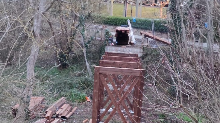 Aozaratza auzoko zubiaren zati bat lapurtu dute gauean