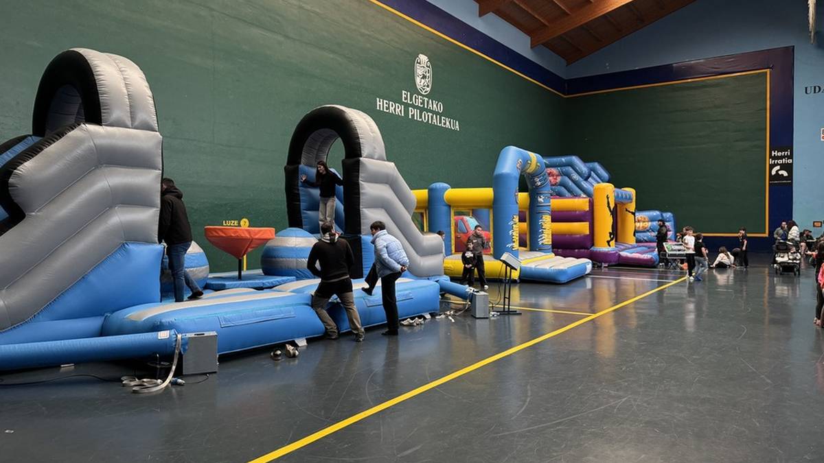 Pozaren pozez aritu dira Elgetako haurrak jolasean Gabonetako haur parkean