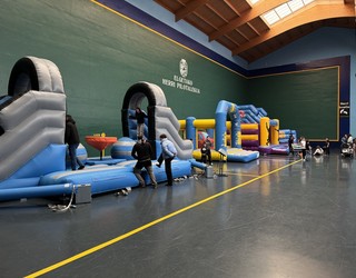 Pozaren pozez aritu dira Elgetako haurrak jolasean Gabonetako haur parkean