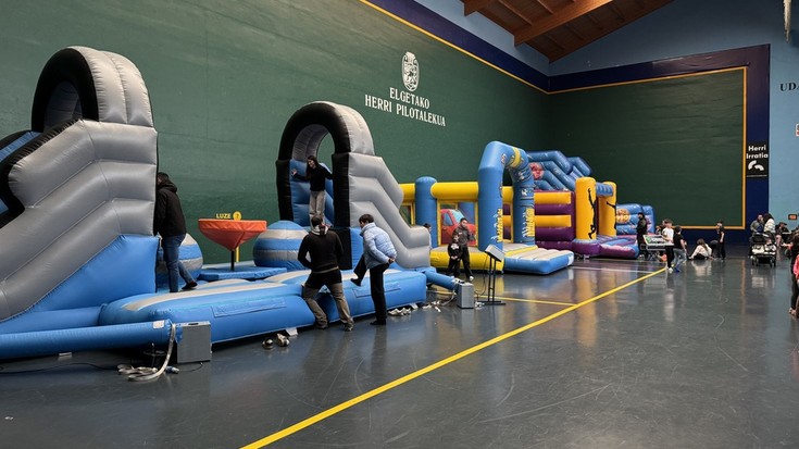 Pozaren pozez aritu dira Elgetako haurrak jolasean Gabonetako haur parkean