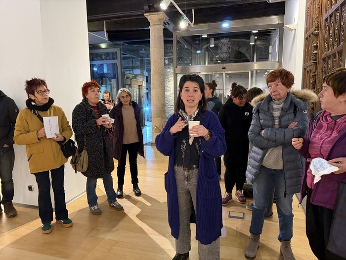 Euri Bruña arrasatearraren 'Hiruzpalau' erakusketa ikusgai dago Bergarako Aroztegi aretoan