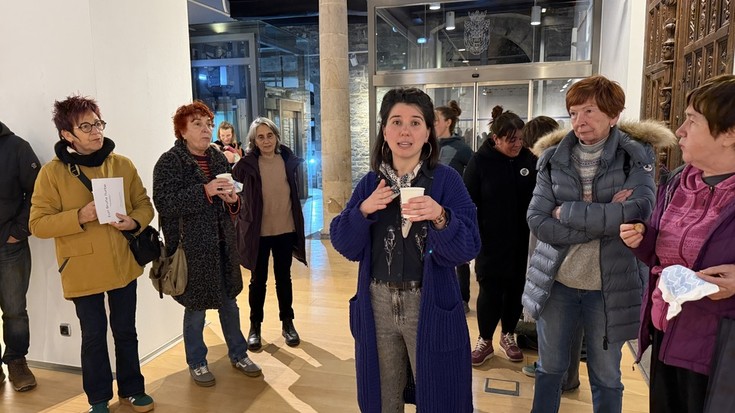 Euri Bruña arrasatearraren 'Hiruzpalau' erakusketa ikusgai dago Bergarako Aroztegi aretoan