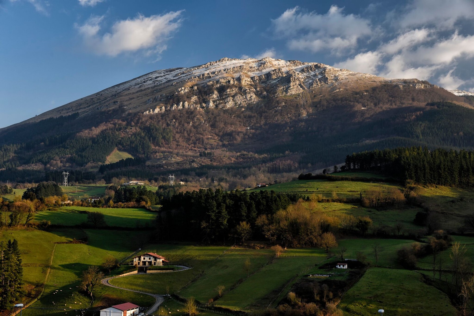 Kurtzebarri, gailur dotorea: Mendiolatik gora, gurutzera