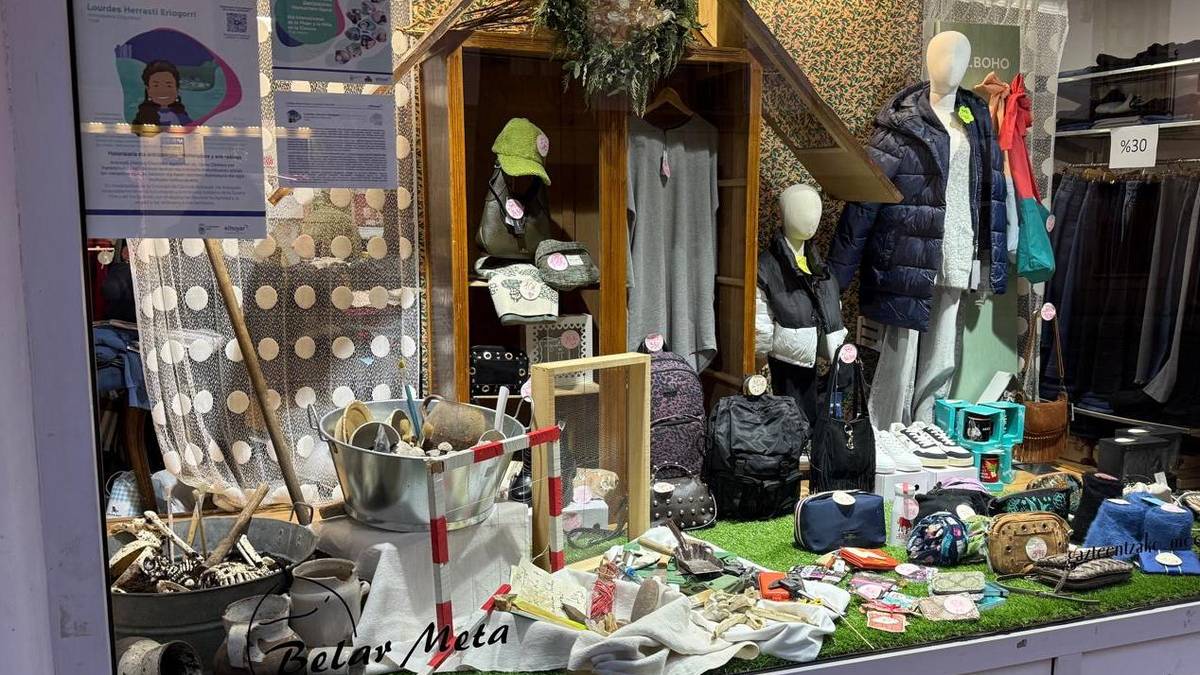 Aretxabaletako hamabost saltokik egin dute bat 'Otsailaren 11 erakusleihoak' ekimenarekin