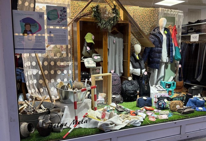 Aretxabaletako hamabost saltokik egin dute bat 'Otsailaren 11 erakusleihoak' ekimenarekin