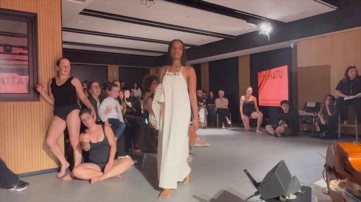 Moda eta artisautza ardatz hartuta, 'Hutsuneak oihaletan' ekitaldia egin dute Aretxabaletan