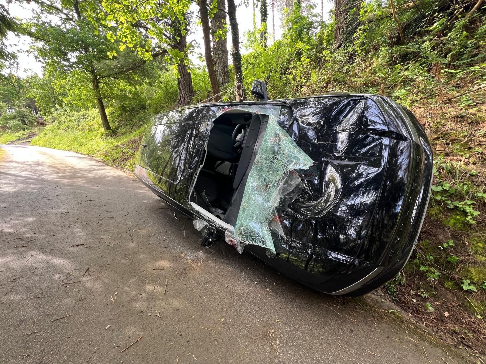 Bi pertsonak zauri arinak izan dituzte Oñatiko Olabarrieta auzoan izan den auto istripuan