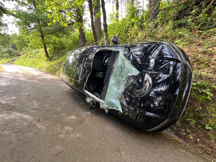 Bi pertsonak zauri arinak izan dituzte Oñatiko Olabarrieta auzoan izan den auto istripuan