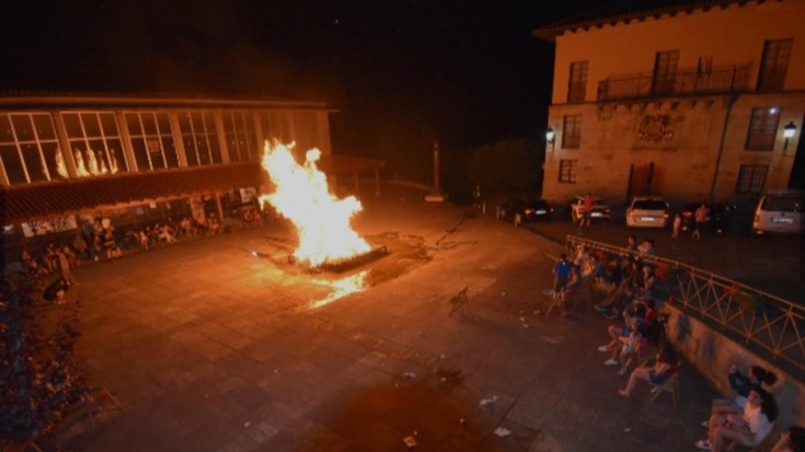 Solstizioari ongi-etorria emateko su ederra piztu dute Gatzagan