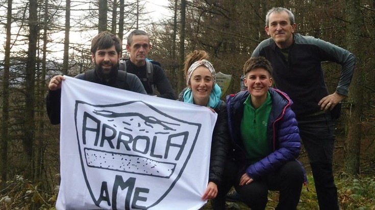 Dolmenen ibilbidea egin dute Arrolakoek