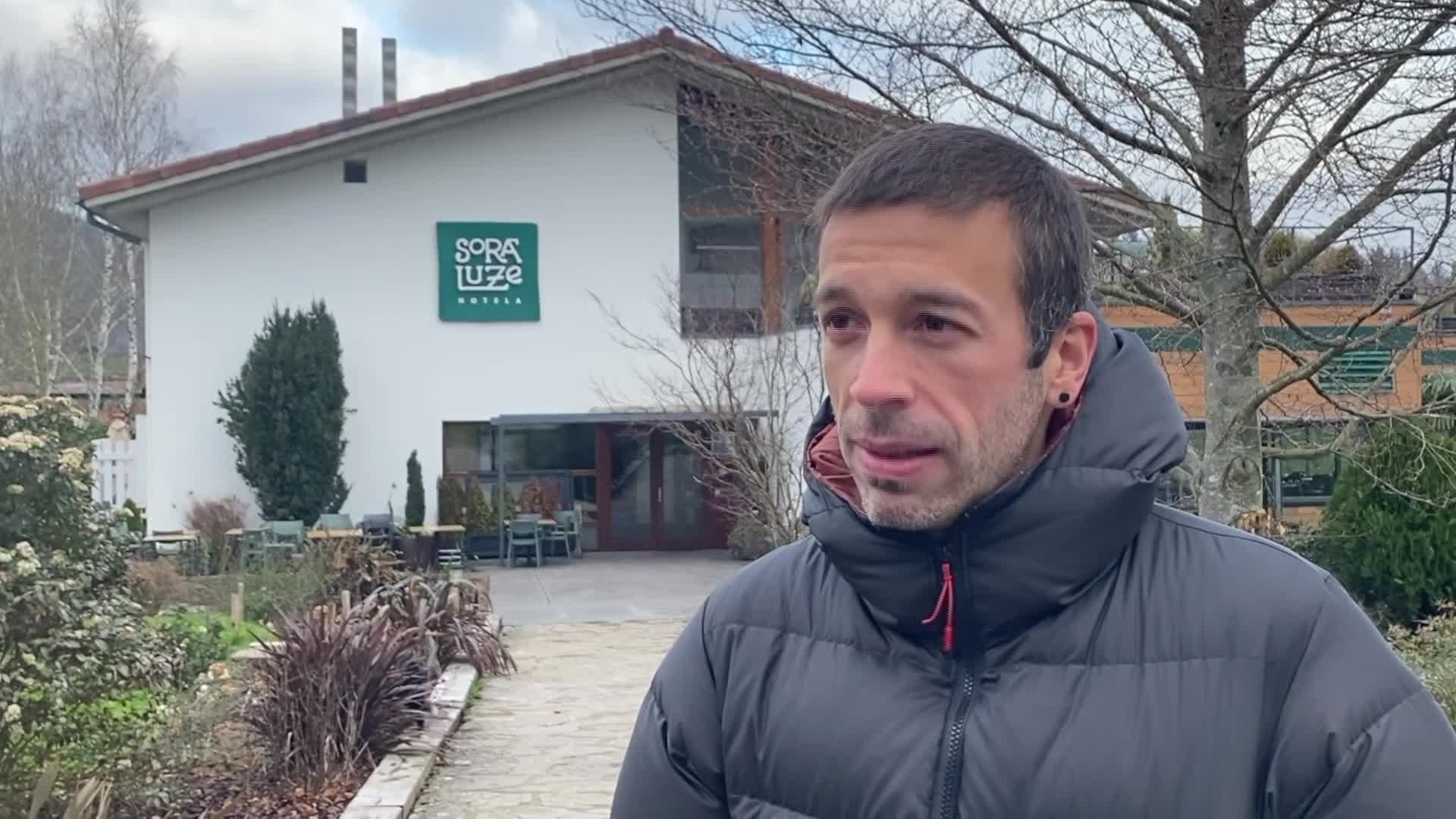 Jon Garate: "Belarreko tontorrean aterata dago argazkia; lehenengo elurrak hasita zeudela"