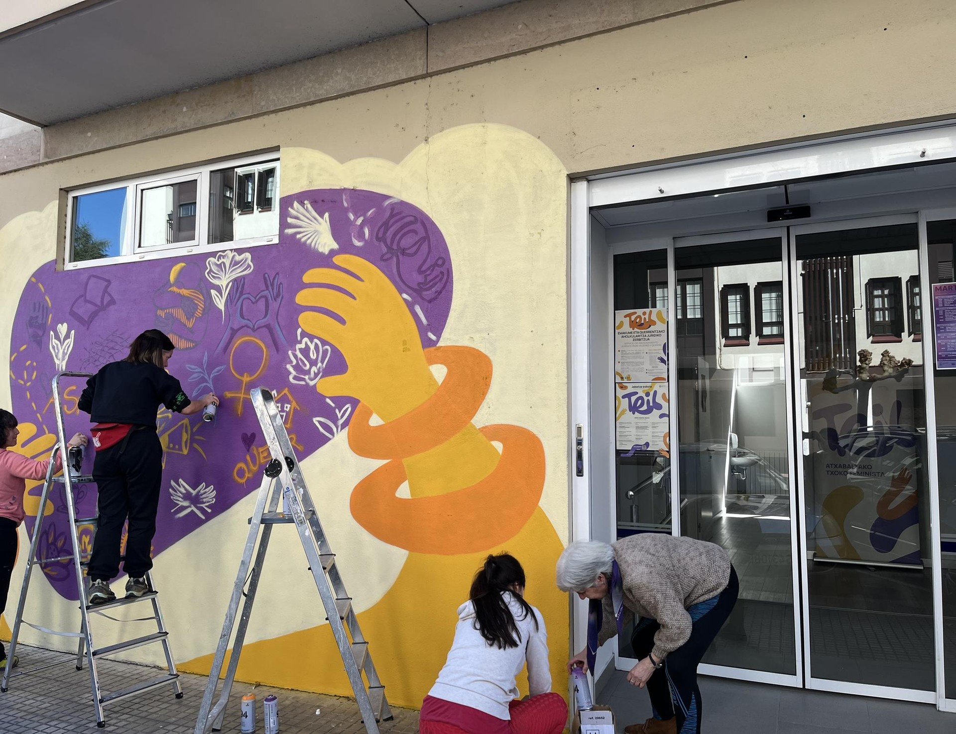 TRIL Txoko Feministaren aurrealdea apaindu dute mural batekin