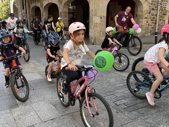 Haurrak, gazteak eta nagusiagoak, Euskaraldiko bizikleta martxan