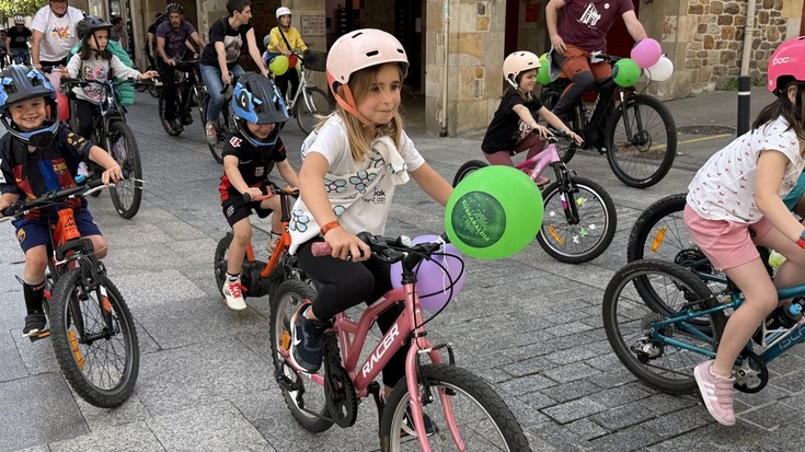 Haurrak, gazteak eta nagusiagoak, Euskaraldiko bizikleta martxan