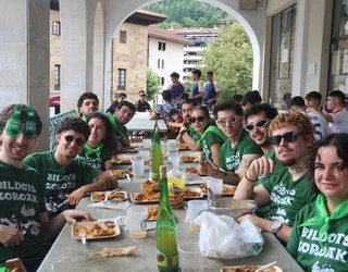 Paellaren bueltan elkartu dira Aretxabaletako kuadrillak