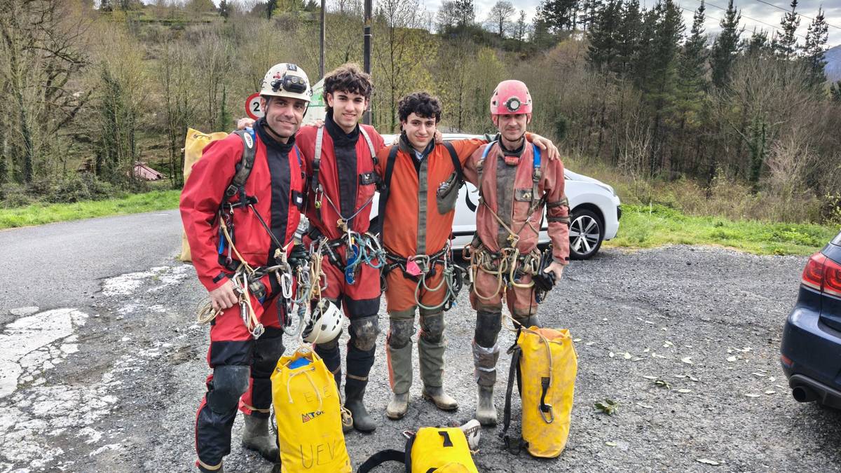 Lizartza 1 eta Gesaltza Arrikrutz lotzeko ahaleginean, espeleologoen jardunaldiak martxan