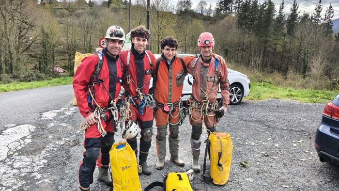 Lizartza 1 eta Gesaltza Arrikrutz lotzeko ahaleginean, espeleologoen jardunaldiak martxan