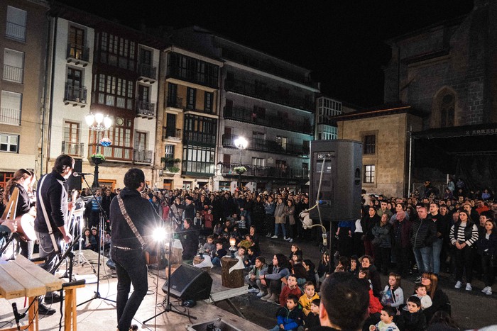 Arrasateko plaza beteta, zapatuan Bilbora joateko dei egin du Sarek