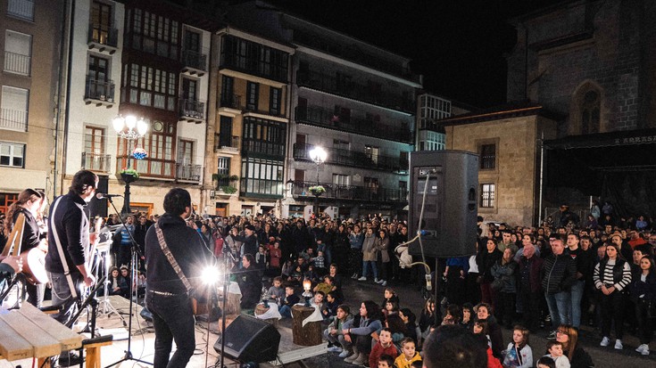 Arrasateko plaza beteta, zapatuan Bilbora joateko dei egin du Sarek