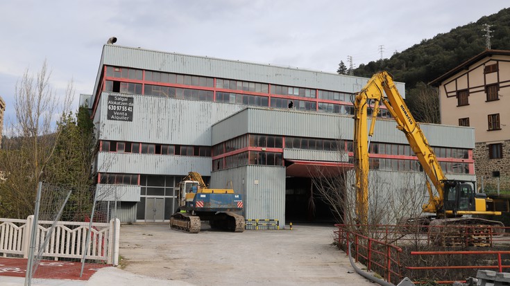 Uribesalgo lantegia desmuntatzen hasi dira, 49 etxebizitza egiteko