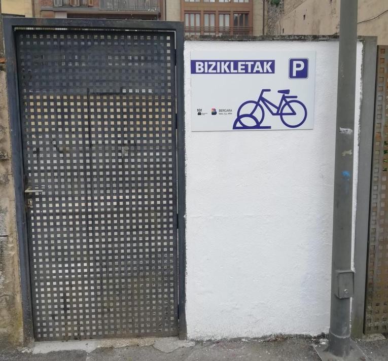 Bizikletendako bi aparkaleku berri zabalduko dira Bergaran