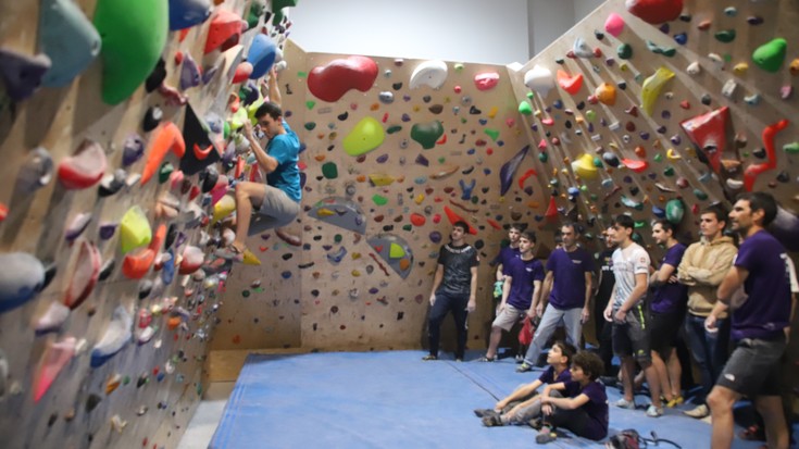 Bergarako boulder topaketan rokodromoa jendez lepo egon da