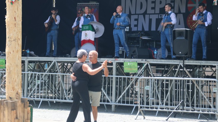 Chuchin Ibañez y los Charros mariatxi taldearen emanaldia, argazkitan