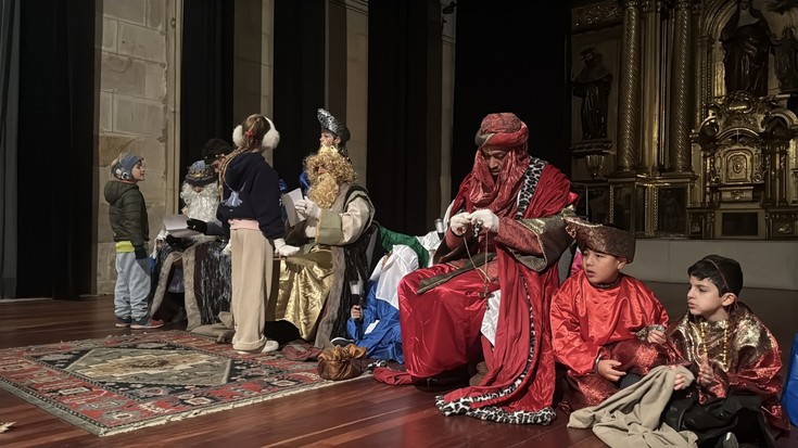 Errege Magoen bisita jaso dute Oñatiko gaztetxoenek