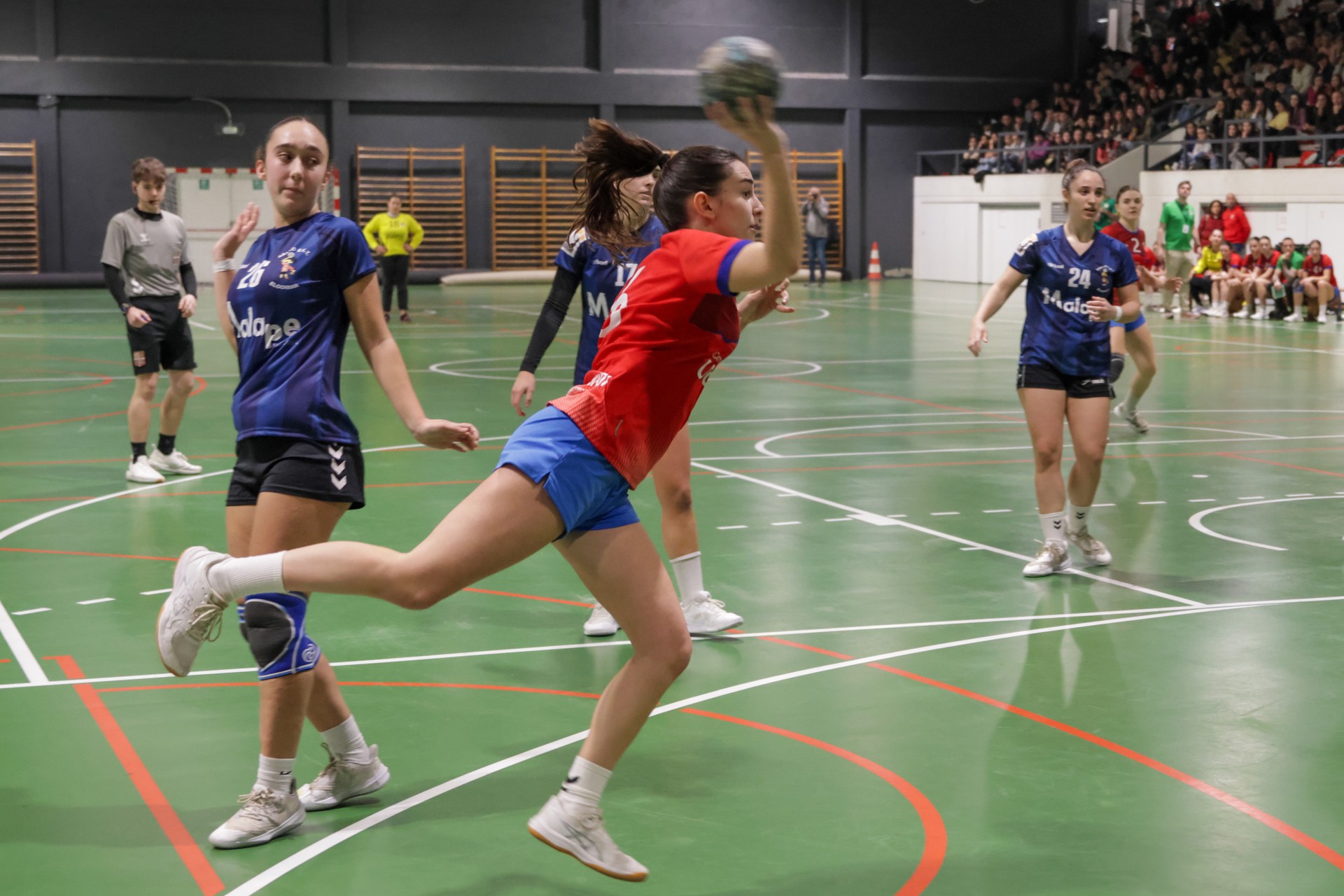 Egonkor jarraitzen du eskubaloiko senior taldeak
