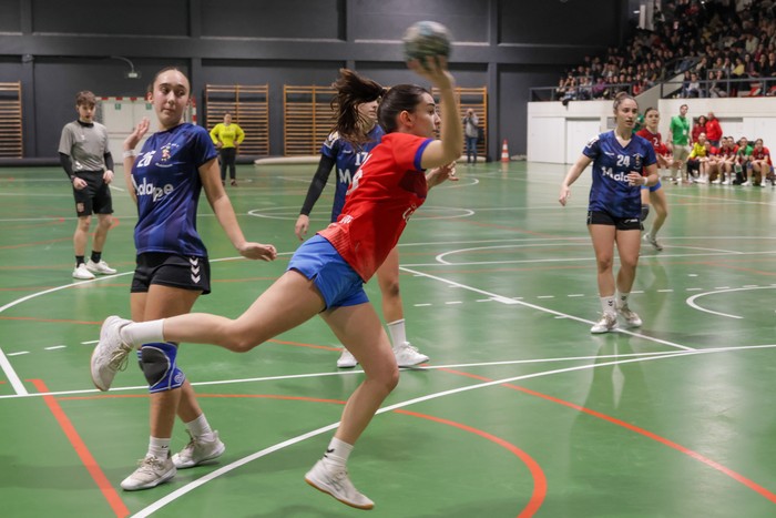 Egonkor jarraitzen du eskubaloiko senior taldeak