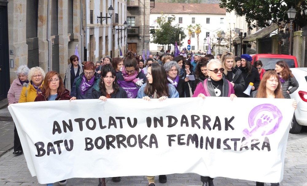 Emakumeen Mundu Martxarako zapia josiko dute zapatuan, Bergaran