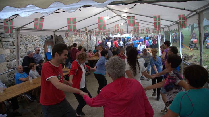 Herri kirolak, bazkaria eta mendi erromeria atzo Lizargarate egunean