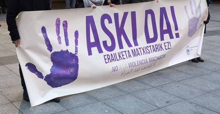 Elkarretaratzeak deitu dituzte Gasteizko erailketa matxista salatzeko