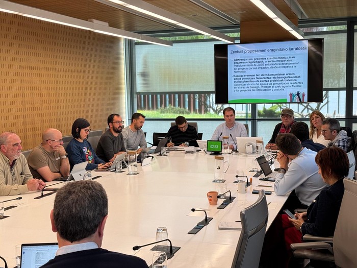 Basalgoko proiektu eolikoaren aurkako jarrera azaltzeko bilera egin dute Aldundian