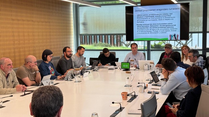 Basalgoko proiektu eolikoaren aurkako jarrera azaltzeko bilera egin dute Aldundian